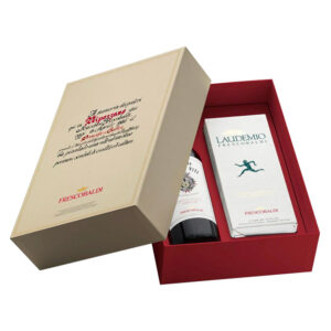 Elegante confezione regalo "Heritagr" con Olio Extra Vergine di Oliva 500ml Laudemio Frescobaldi e Nipozzano Riserva Chianti Rufina DOCG, due nomi che affondano le radici nella secolare storia della famiglia Frescobaldi. L'elegante cofanetto riporta sul coperchio la memoria della visita del Principe di Galles presso la tenuta, avvenuta nel 1986, durante la quale Carlo Windsor, sensibile sulla sostenibilità ambientale, piantò una vite ed un ulivo come simbolo di civiltà e cultura.  Perfetta da regalare durante il periodo natalizio.-La cassetta comprende: Olio Extra Vergine di Oliva Laudemio: rappresenta l'eccellenza nel panorama dell'olio italiano di alta qualità.È caratterizzato dal gusto intenso e piacevolmente piccante, dal tipico colore verde smeraldo. Un'olio robusto e naturalmente ricco di polifenoli, con un profumo di erba appena falciata e carciofo.-In epoca medievale con il nome "Laudemio" si indicava la parte del raccolto riservata al signore, proprietario delle terre.Il termine ha origine dal latino "laude", ovvero lode, eccellenza. Oggi il Laudemio Frescobaldi rappresenta la massima espressione dell'olio extra vergine di oliva proveniente dagli uliveti Frescobaldi. Nipozzano Chianti Rufina Riserva DOCG: è il vino emblematico del Castello Nipozzano di Frescobaldi, tenuta storica situata a pochi chilometri a nord-est di Firenze, nonché simbolo della tradizione vitivinicola toscana e dell’indissolubile legame con il terroir. È un rosso che si contraddistingue per l’ampio bouquet di note fruttate, floreali e speziate, nonché per essere ampio e rotondo al palato.