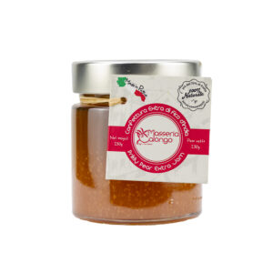 Masseria Calongo Confettura Extra di Fico d'India 260g-Per realizzare questa confettura extra si utilizza oltre il 75% di frutta. I fichi d'india sono coltivati internamente all'azienda, nel cuore della Valle d'Itria. Dopo essere stati raccolti manualmente, vengono selezionati, privati della buccia e tagliati a pezzi grossi. Viene utilizzato solo il succo del fico d'india, per evitare di trovare i semi all'interno della confettura. Grazie alla loro naturale dolcezza si aggiunge pochissimo zucchero e succo di limone come conservante naturale. Non vengono aggiunti altri coloranti e conservanti artificiali. Ideale per una colazione salutare, da spalmare su una fetta di pane fresco. Ottima per la farcitura di crostate, strudel, può essere abbinata a torte e gelati di vario genere.  Masseria Calongo è una realtà che sorge in Valle d'Itria, una porzione di territorio nella parte centrale della Puglia, a cavallo tra le province di Bari e Brindisi. Tutte le fasi, dalla coltivazione della materia prima, alla lavorazione, fino al confezionamento del prodotto finito, vengono gestite interamente dall'azienda agricola Masseria Calongo. Viene inoltre utilizzato solo olio extravergine di oliva di produzione propria per tutte le conserve di verdura, proponendo quindi sul mercato un prodotto sano, di qualità, a Km Zero e 100% Made in Puglia. Prodotto da Masseria Calongo S.S. - Contrada Calongo 4 - 72014 Cisternino (BR)