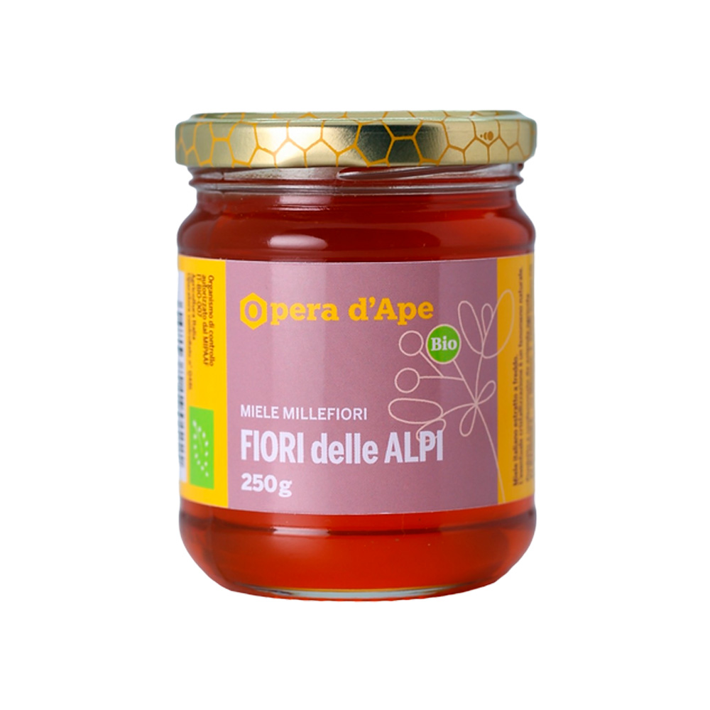 Opera d’Ape Miele Italiano Millefiori Fiori delle Alpi BiologicoFormati disponibili: 250/500/1000g – L'armonia e l'espressione dei pascoli alpini sono tutti racchiusi in questo nettare estremamente bilanciato. Punte di tiglio e castagno ne contrastano il sapore che è gradito a qualsiasi palato. Il miele è un’indiscutibile fonte energetica per l’organismo, apportando benessere e sollievo se assunto in piccole quantità ogni giorno, lontano dai pasti. Viene spesso assunto come agente contro le infezioni o infiammazioni intestinali e, più comunemente, contro i sintomi influenzali. Certificato IT-BIO-007 Agricoltura Italia Organismo di controllo autorizzato dal MIPAAF Operatore controllato n. Q48L