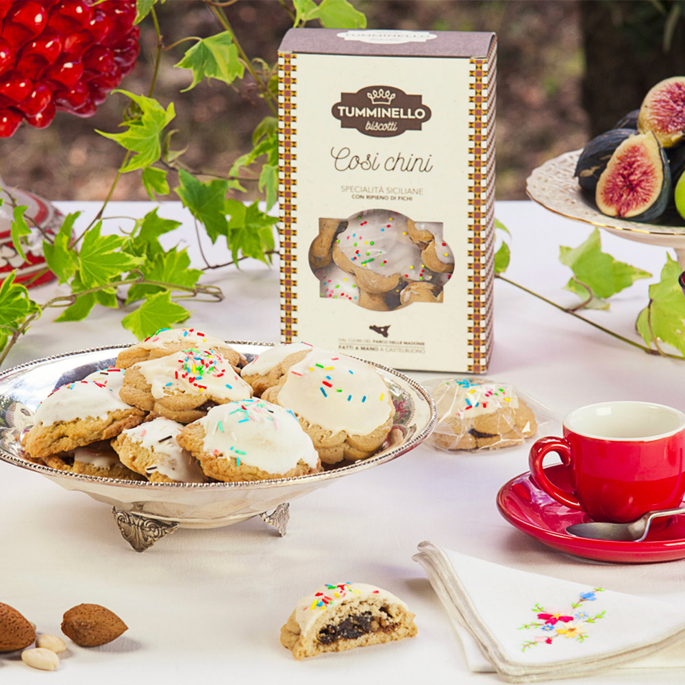 Tumminello Biscotti Cosi Chini Specialità Siciliane ripiene di Fichi 320g-I Cosi Chini sono dolci tipici di Castelbuono.Il loro nome, che significa “cose piene”, richiama il ripieno generoso che li contraddistingue, rendendoli irresistibili.Una sinfonia di sapori senza uguali data da una morbida frolla che racchiude un generoso ripieno a base di fichi secchi, mandorle siciliane tritate e tostate, confettura di albicocche, uva sultanina, gocce di cioccolato, miele e caffè.Basterà solo un morso per assaporare tutta la genuina bontà delle materie prime della Sicilia. Questi dolci panciuti, ricoperti di glassa e confettini di zucchero, possono essere gustati tutto l’anno a fine pasto come sfizioso dessert, nel pomeriggio accompagnato da un tè o semplicemente come goloso intermezzo durante la giornata.