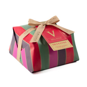 Vincente Delicacies Panettone "Silvestre" con frutti di bosco canditi e ricoperto di cioccolato bianco 750g - Il Panettone artigianale è senza dubbio il simbolo del Natale in tutte le case degli italiani. "Silvestre", prodotto da Vincente Delicacies, si caratterizza per il suo impasto morbidissimo, arricchito dalla copertura di finissimo cioccolato bianco e frutti di bosco canditi. L'elegante incarto avvolge un dolce tenero e profumato: ogni assaggio immerge il palato in un piacere dal gusto intenso e delicato. Questo Panettone incartato a mano fa parte della nuovissima linea "Melange", creata appositamente da Vincente per i palati con gusti raffinati, aperti all'innovazione. Vincente custodisce i metodi di elaborazione e nutrimento della pasta madre, un segreto per ottenere la lievitazione perfetta, fragrante e profumata dalle antiche pratiche di lavorazione, rimaste inalterate nel tempo.