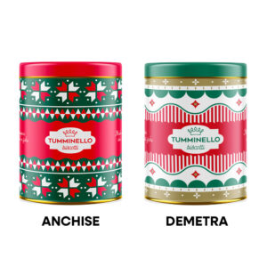 Tumminello Buatte del Mito con Specialità Siciliane Ripiene Cosi Chini e Zuccotti 250g - LE GRAFICHE: I colori e i sapori della Sicilia confezionati in prestigiose scatole di latta.Modernità e tradizione nel segno dell'eleganza e della classicità per rimarcare, con un nuovo stile, una sicilianità autentica.Il carretto, tradizionale simbolo dell'iconografia siciliana, destrutturato nelle sue forme e reso ancora più elegante e confortevole: c'è tutto nella nuova veste grafica, che racchiude in diversi assortimenti alcune delle forme e dei sapori della Pasticceria Siciliana. Il carretto è un caleidoscopio di sensazioni ed emozioni, una profusione di colori e di rimandi sensoriali: il giallo del sole e dei limoni, il rosso della la lava dell'Etna e delle arance, l'azzurro del mare e il verde delle campagne. Difficile non restarne incantati quando si ha la fortuna di vederne uno, con la sensazione di piacevole stupore che ci assale dopo aver guardato queste vere e proprie opere d'arte. Aci, Galatea e Demetra sono le tre versioni di latte limited edition con all’interno le Specialità Ripiene, che vi consentiranno di fare un viaggio ideale tra i profumi e i sentori dell’isola a bordo del carretto siciliano. Le latte contengono un assortimento di: Zuccotti, specialità siciliane ripiene di Mandorle d'Avola e Zuccata; Cosi Chini, specialità siciliane ripiene di Fichi e Mandorle d'Avola.