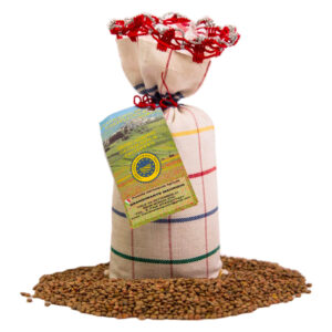 Brandimarte Lenticchie di Castelluccio di Norcia IGP 500g (sacchetto uncinetto) - La Lenticchia di Castelluccio di Norcia IGP rappresenta una buona fonte di proteine vegetali e, se consumate insieme ad un cereale o con il pane, costituisce un piatto unico in cui si ritrovano tutti gli aminoacidi essenziali. Le lenticchie hanno un basso indice glicemico, sono ricche di ferro e grazie alle fibre contenute aumentano il senso di sazietà e migliorano il transito intestinale. Sono confezionate all'interno di un sacchetto di cotone cucito a mano e rifinito all'uncinetto nella parte superiore con fili di varie colorazioni. Sono facili da preparare e non necessitano l'ammollo prima di essere cucinate. 