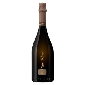 Nani Rizzi Prosecco Valdobbiadene DOCG Brut si presenta di colore giallo paglierino scarico, con una spuma delicata e persistente. Al naso spiccano profumi intensi di fiori d'acacia, petali di rosa e sentori fruttati di mela e pesca bianca. Al palato è fragrante e pieno, di grande eleganza ed estremamente equilibrato nelle varie sensazioni. Nani Rizzi produce vini e spumanti metodo Charmat di grandissima qualità. L’azienda si trova a Guia di Valdobbiadene, nel cuore della DOCG ed è oggi guidata da Denis Spagnol assieme alle sue tre figlie Giulia, Elena e Silvia.L’uva di partenza è sempre la Glera, proveniente esclusivamente dalle colline di Valdobbiadene, vendemmiata rigorosamente a mano e spumantizzata direttamente in cantina.