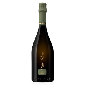 Nani Rizzi Prosecco Valdobbiadene DOCG Extra Dry si presenta di colore giallo paglierino scarico, con una spuma delicata e persistente. Al naso spiccano profumi intensi di mela matura e pesca gialla, assieme a sentori floreali di rosa e fiori di vite. Al palato è fragrante e pieno, di grande eleganza ed estremamente equilibrato nelle varie sensazioni. Nani Rizzi produce vini e spumanti metodo Charmat di grandissima qualità. L'azienda si trova a Guia di Valdobbiadene, nel cuore della DOCG ed è oggi guidata da Denis Spagnol assieme alle sue tre figlie Giulia, Elena e Silvia. L'uva di partenza è sempre la Glera, proveniente esclusivamente dalle colline di Valdobbiadene, vendemmiata rigorosamente a mano e spumantizzata direttamente in cantina.