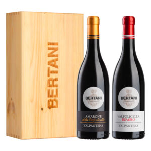 Elegante cassetta in legno personalizzata "Bertani", contenente due bottiglie di vino rosso caratteristiche della Valpolicella Valpantena, una di Amarone ed una di Ripasso. Di ottima presentazione, questa cassetta è un’originale idea regalo per appassionati ed amanti del buon vino, nonché un'ottima espressione dello stile unico ed inconfondibile che contraddistingue da sempre la cantina Bertani. La cassetta comprende: Bertani Amarone Valpolicella Valpantena DOCG 2020: è un'interpretazione tradizionale, tipica della zona situata ad est della Valpolicella Classica. Viene realizzato a partire dall'appassimento delle uve per quattro mesi, con affinamento in legno per più di due anni. Complesso, sfaccettato e caloroso, ma nel contempo di grande eleganza, si contraddistingue per le intense note fruttate e per il finale lungamente persistente. Bertani Valpolicella Ripasso Valpantena DOC 2020: è un rosso che si contraddistingue per la piacevolezza della beva, l’intensità dei suoi profumi e il perfetto equilibrio tra ricchezza di aromi e freschezza. La particolare morbidezza e le note più dolci del Ripasso Valpantena sono il frutto di un sapiente assemblaggio tra le uve della zona Classica, da cui provengono i caratteri più fruttati, e quelle della Valpantena, da cui ne derivano la morbidezza e la rotondità.