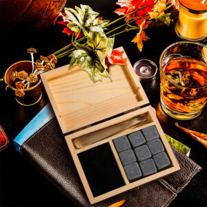 Questi cubetti sono realizzati in pietra naturale e sono un accessorio indispensabile per la degustazione di Whiskey, Rum e altri Distillati o Liquori. Devono essere riposti in freezer per almeno 2/3 ore all'interno dell'apposita sacchetta di cotone. Sono un'ottima alternativa al ghiaccio tradizionale, poiché hanno il vantaggio di non far diluire il distillato con l'acqua del ghiaccio, mantenendo quindi inalterati sapore, sentori olfattivi e consistenza. Accessorio ideale per gli appassionati di distillati, particolare come idea regalo. Confezionato in elegante cofanetto di legno con pinzetta.