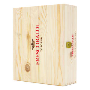 Cassetta Regalo in legno per 4 Bottiglie venduta vuota, adatta all'alloggiamento di bottiglie formato 0,75L delle cantine Frescobaldi. Ideale per creare un regalo personalizzato: basterà aggiungere al carrello la cassetta e le bottiglie che si vogliono inserire all'interno. La cassetta può contenere le seguenti bottiglie: • Nipozzano Riserva Chianti Rufina DOCG; • Nipozzano Riserva Vecchie Viti Chianti Rufina DOCG; • Tenuta Calimaia Vino Nobile di Montepulciano DOCG;• Tenuta Perano Chianti Classico DOCG; • Tenuta Perano Chianti Classico DOCG Riserva; • Tenuta Castiglioni Chianti DOCG; • Pomino Bianco DOC • Pomino Pinot Nero DOC • CastelGiocondo Brunello di Montalcino DOCG • Campo ai Sassi Rosso di Montalcino DOC • Masso Vivo Vermentino Toscana IGT. NON adatta al contenimento di: Alié Rosé, vini della Tenuta Luce e Spumanti.