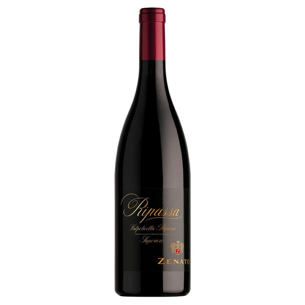 Zenato Ripassa Valpolicella Ripasso Superiore DOC si presenta di colore rosso rubino intenso e scuro. Al naso è molto ricco ed emana sentori di piccoli frutti rossi maturi come ciliegia, prugna, mora selvatica e ribes nero in confettura, a cui si affiancano ricordi di sottobosco, spezie orientali e cenni di tabacco e cacao amaro. Al palato è ampio ed avvolgente, con un sorso caldo e piacevolmente fruttato, in cui sono presenti continui richiami alla frutta rossa. Il tannino è fine e ben integrato. Chiude con un finale armonioso e persistente, su sensazioni speziate e balsamiche. Il Ripassa di Zenato è un rosso raffinato e concentrato, estremamente morbido e vellutato, dal corredo olfattivo complesso e piacevolmente fruttato. Rappresenta uno dei vini più significativi dell'evoluzione enoica della cantina veronese Zenato. È un'interpretazione di questo grande rosso tipico della Valpolicella, nato sulla scia dello straordinario successo dell'Amarone, che ha spinto i produttori del territorio a creare un'esperienza gustativa simile in una versione più giovane. La famosa tecnica del "ripasso", che prevede una seconda fermentazione del vino con le vinacce di Amarone, gli conferisce infatti struttura, morbidezza e ricchezza aromatica.