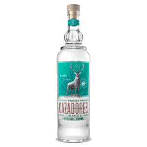 Il Tequila Blanco Cazadores è realizzato a partire da agave blu puro, in modo da esaltare al massimo i suoi aromi caratteristici e la sua naturale dolcezza. Si contraddistingue per le sue note agrumate, i ricordi erbacei e quelli affumicati. Al palato risulta fresca, morbida e pulita, grazie alla ricetta messa a punto nel corso degli anni da Don Jose Maria Bañuelos. Cazadores esprime al meglio la purezza espressiva del più apprezzato distillato messicano. La versione Blanco è quella più giovane e fragrante, che non prevede affinamento in botti di legno proprio per esaltare al meglio la freschezza agrumata e fruttata, nonché le note vegetali tipiche dell'agave. Al palato è suadente e scorrevole, di straordinaria purezza e dotata di un'estrema piacevolezza.