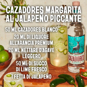 Il Tequila Blanco Cazadores è realizzato a partire da agave blu puro, in modo da esaltare al massimo i suoi aromi caratteristici e la sua naturale dolcezza. Si contraddistingue per le sue note agrumate, i ricordi erbacei e quelli affumicati. Al palato risulta fresca, morbida e pulita, grazie alla ricetta messa a punto nel corso degli anni da Don Jose Maria Bañuelos. Cazadores esprime al meglio la purezza espressiva del più apprezzato distillato messicano. La versione Blanco è quella più giovane e fragrante, che non prevede affinamento in botti di legno proprio per esaltare al meglio la freschezza agrumata e fruttata, nonché le note vegetali tipiche dell'agave. Al palato è suadente e scorrevole, di straordinaria purezza e dotata di un'estrema piacevolezza.