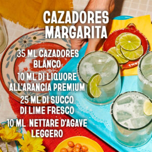 Il Tequila Blanco Cazadores è realizzato a partire da agave blu puro, in modo da esaltare al massimo i suoi aromi caratteristici e la sua naturale dolcezza. Si contraddistingue per le sue note agrumate, i ricordi erbacei e quelli affumicati. Al palato risulta fresca, morbida e pulita, grazie alla ricetta messa a punto nel corso degli anni da Don Jose Maria Bañuelos. Cazadores esprime al meglio la purezza espressiva del più apprezzato distillato messicano. La versione Blanco è quella più giovane e fragrante, che non prevede affinamento in botti di legno proprio per esaltare al meglio la freschezza agrumata e fruttata, nonché le note vegetali tipiche dell'agave. Al palato è suadente e scorrevole, di straordinaria purezza e dotata di un'estrema piacevolezza.