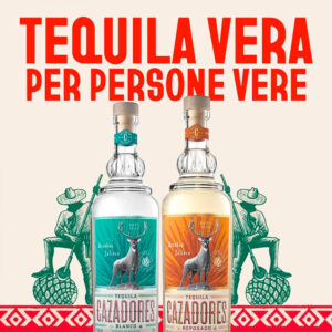 Il Tequila Blanco Cazadores è realizzato a partire da agave blu puro, in modo da esaltare al massimo i suoi aromi caratteristici e la sua naturale dolcezza. Si contraddistingue per le sue note agrumate, i ricordi erbacei e quelli affumicati. Al palato risulta fresca, morbida e pulita, grazie alla ricetta messa a punto nel corso degli anni da Don Jose Maria Bañuelos. Cazadores esprime al meglio la purezza espressiva del più apprezzato distillato messicano. La versione Blanco è quella più giovane e fragrante, che non prevede affinamento in botti di legno proprio per esaltare al meglio la freschezza agrumata e fruttata, nonché le note vegetali tipiche dell'agave. Al palato è suadente e scorrevole, di straordinaria purezza e dotata di un'estrema piacevolezza.