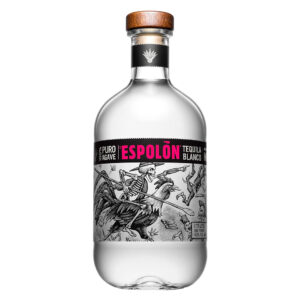 Espolòn Tequila Blanco si presenta di colore cristallino, con sfumature platino. È un distillato di puro agave Blu Weber 100%, con una personalità pura e ben bilanciata, l'essenza del marchio messicano Espolòn. Fa parte della categoria "Blanco", che non prevede alcun affinamento in legno ma solo qualche settimana di riposo in vasche d'acciaio. L'immagine in etichetta allude alla Guerra d'Indipendenza del Messico del XIX secolo e, in particolare, alle opere dell'incisore José Guadalupe Posada, celebre per i suoi calaveras, raffigurazioni di teschi divenute un simbolo della festa di "El dìa del los muertos". Il Tequila Blanco Espolòn ha un aspetto trasparente e cristallino. Al naso spiccano aromi di agave dolce, frutta tropicale e scorza di limone, arricchiti da cenni speziati di pepe. Morbido e dinamico il gusto, di ottimo equilibrio, caratterizzato da fini sensazioni di vaniglia e frutta tropicale sul finale.