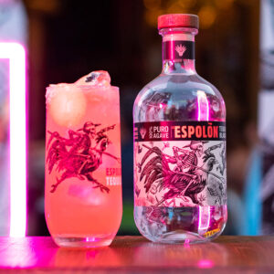 Espolòn Tequila Blanco si presenta di colore cristallino, con sfumature platino. È un distillato di puro agave Blu Weber 100%, con una personalità pura e ben bilanciata, l'essenza del marchio messicano Espolòn. Fa parte della categoria "Blanco", che non prevede alcun affinamento in legno ma solo qualche settimana di riposo in vasche d'acciaio. L'immagine in etichetta allude alla Guerra d'Indipendenza del Messico del XIX secolo e, in particolare, alle opere dell'incisore José Guadalupe Posada, celebre per i suoi calaveras, raffigurazioni di teschi divenute un simbolo della festa di "El dìa del los muertos". Il Tequila Blanco Espolòn ha un aspetto trasparente e cristallino. Al naso spiccano aromi di agave dolce, frutta tropicale e scorza di limone, arricchiti da cenni speziati di pepe. Morbido e dinamico il gusto, di ottimo equilibrio, caratterizzato da fini sensazioni di vaniglia e frutta tropicale sul finale.