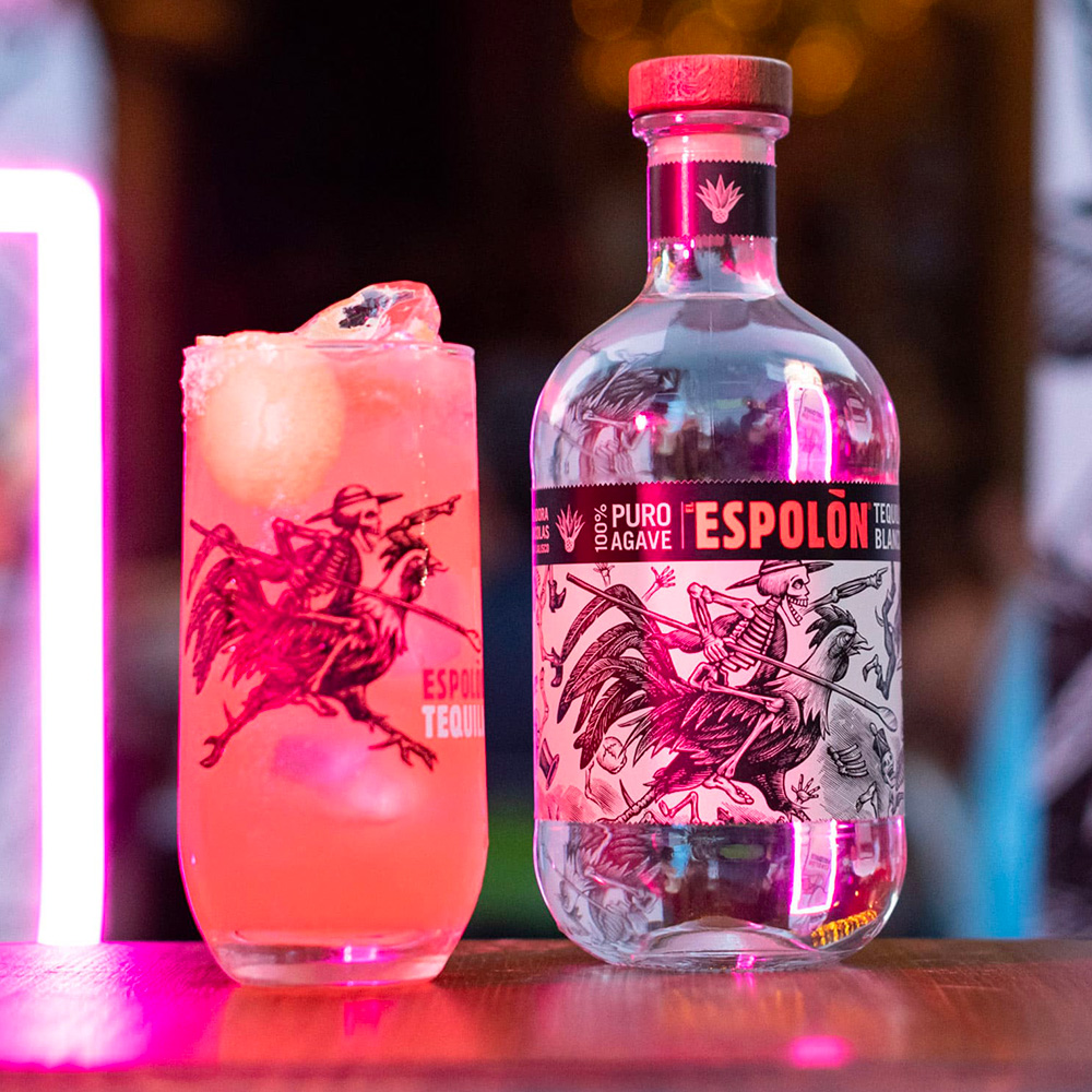 Espolòn Tequila Blanco si presenta di colore cristallino, con sfumature platino. È un distillato di puro agave Blu Weber 100%, con una personalità pura e ben bilanciata, l'essenza del marchio messicano Espolòn. Fa parte della categoria "Blanco", che non prevede alcun affinamento in legno ma solo qualche settimana di riposo in vasche d'acciaio. L'immagine in etichetta allude alla Guerra d'Indipendenza del Messico del XIX secolo e, in particolare, alle opere dell'incisore José Guadalupe Posada, celebre per i suoi calaveras, raffigurazioni di teschi divenute un simbolo della festa di "El dìa del los muertos". Il Tequila Blanco Espolòn ha un aspetto trasparente e cristallino. Al naso spiccano aromi di agave dolce, frutta tropicale e scorza di limone, arricchiti da cenni speziati di pepe. Morbido e dinamico il gusto, di ottimo equilibrio, caratterizzato da fini sensazioni di vaniglia e frutta tropicale sul finale.