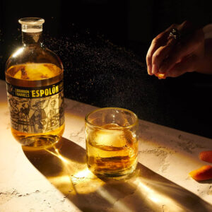 Espolòn Tequila Blanco si presenta di colore cristallino, con sfumature platino. È un distillato di puro agave Blu Weber 100%, con una personalità pura e ben bilanciata, l'essenza del marchio messicano Espolòn. Fa parte della categoria "Blanco", che non prevede alcun affinamento in legno ma solo qualche settimana di riposo in vasche d'acciaio. L'immagine in etichetta allude alla Guerra d'Indipendenza del Messico del XIX secolo e, in particolare, alle opere dell'incisore José Guadalupe Posada, celebre per i suoi calaveras, raffigurazioni di teschi divenute un simbolo della festa di "El dìa del los muertos". Il Tequila Blanco Espolòn ha un aspetto trasparente e cristallino. Al naso spiccano aromi di agave dolce, frutta tropicale e scorza di limone, arricchiti da cenni speziati di pepe. Morbido e dinamico il gusto, di ottimo equilibrio, caratterizzato da fini sensazioni di vaniglia e frutta tropicale sul finale.