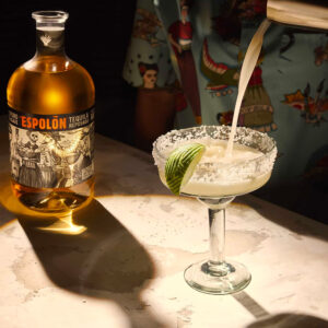 Espolòn Tequila Blanco si presenta di colore cristallino, con sfumature platino. È un distillato di puro agave Blu Weber 100%, con una personalità pura e ben bilanciata, l'essenza del marchio messicano Espolòn. Fa parte della categoria "Blanco", che non prevede alcun affinamento in legno ma solo qualche settimana di riposo in vasche d'acciaio. L'immagine in etichetta allude alla Guerra d'Indipendenza del Messico del XIX secolo e, in particolare, alle opere dell'incisore José Guadalupe Posada, celebre per i suoi calaveras, raffigurazioni di teschi divenute un simbolo della festa di "El dìa del los muertos". Il Tequila Blanco Espolòn ha un aspetto trasparente e cristallino. Al naso spiccano aromi di agave dolce, frutta tropicale e scorza di limone, arricchiti da cenni speziati di pepe. Morbido e dinamico il gusto, di ottimo equilibrio, caratterizzato da fini sensazioni di vaniglia e frutta tropicale sul finale.