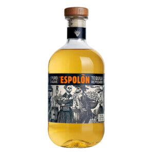Espolòn Tequila Reposado si presenta di tipico colore giallo dorato brillante.È un distillato di puro agave Blu Weber 100%, con una personalità ricca, ampia e complessa. Fa parte della categoria "Reposado", che prevede l'invecchiamento per almeno due mesi all'interno di botti nuove di rovere americano. L'immagine in etichetta allude alla Guerra d'Indipendenza del Messico del XIX secolo e, in particolare, alle opere dell'incisore José Guadalupe Posada, celebre per i suoi calaveras, raffigurazioni di teschi divenute un simbolo della festa di "El dìa del los muertos". Il Tequila Reposado Espolòn è caratterizzato dal tipico colore giallo dorato brillante. Al naso si avvertono dolci sensazioni di frutta esotica, vaniglia e caramello che incontrano note di agave tostato. Pieno il corpo al palato, dove morbide percezioni di spezie accompagnano il ricco e avvolgente finale gustativo.