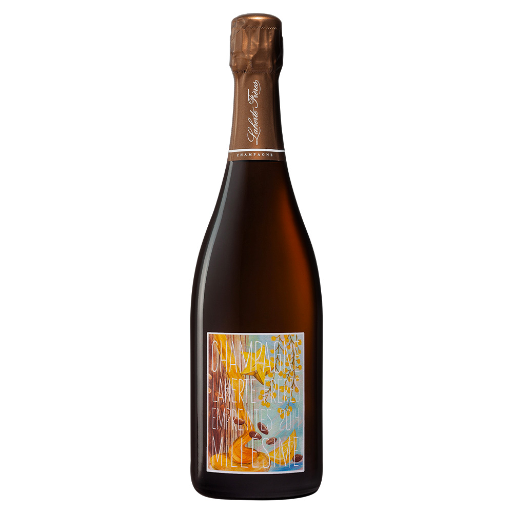 Laherte Freres Les Empreintes Millesime Extra Brut Champagne AOC si presenta di colore giallo dorato, impreziosito da un perlage sottile ed elegante. Al naso offre sfaccettature complesse ed intriganti, con una sequenza di frutta candita, gesso, scorze d'agrumi e nocciole. Al palato si dimostra uno Champagne di altissima classe, grazie al suo sorso vibrante e alla struttura possente. Marcata l'acidità, estremamente fresco e audace. Di grande freschezza e struttura, chiude con finale ampio e sapido. Les Esmpreintes è lo Champagne di punta di Laherte Freres, un vero e proprio cavallo di battaglia composto da parti uguali di Chardonnay e Pinot Noir provenienti da due differenti parcelle del villaggio di Chavot, sede aziendale. Lo Chardonnay proviene da Les Chemins d’Epernay (anno di impianto 1957), contraddistinto da suoli argillosi con poco strato di limo in superficie. Il Pinot Noir è coltivato invece a Les Rouges Mainson (anno di impianto 1983), contraddistinto da terreni abbastanza profondi con importante presenza di argilla, selci e scisti e sottosuolo prevalentemente calcareo.-Laherte Freres è una maison fondata verso la fine dell'Ottocento che ha mantenuto il volto artigianale e famigliare legato alle più antiche tradizioni del territorio. La proprietà si estende per circa 10 ettari, suddivisi in ben 72 microparcelle che si trovano nei migliori Cru della Champagne: Épernay, Côte des Blancs e Vallée de la Marne. Ogni singola vigna viene vinificata separatamente, nel massimo rispetto della caratteristiche peculiari di ogni terroir e per avere un’ampia scelta di vins clairs al momento della creazione degli assemblaggi.