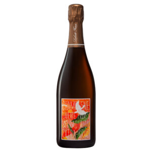 Laherte Freres Ultradition Extra Brut Champagne AOC si presenta di colore giallo paglierino luminoso con riflessi dorati, impreziosito da un perlage fine ed elegante. Al naso offre un bouquet ampio e variegato, particolarmente avvolgente, in cui si distinguono frutta a polpa bianca, sfumature floreali, note di mandorla e frutta secca, cenni di pasticceria e una lieve sensazione ossidata. Al palato è morbido, ampio ed avvolgente, particolarmente cremoso e dal gusto secco. Di grande freschezza e struttura, chiude con finale ampio e minerale. Ultradition Extra Brut è uno degli Champagne prodotti da Laherte Freres, composto prevalentemente da Pinot Meunier, con aggiunta di Pinot Noir e Chardonnay provenienti dalla Vallée de la Marne e la Coteaux Sud d’Epernay. L'etichetta rappresenta alla perfezione lo stille della maison: è armonioso, ricco e complesso, grazie all'assemblaggio dei vini base con una buona percentuale di vins de reserve che contribuiscono ad arricchire il profilo della Cuvée. Laherte Freres è una maison fondata verso la fine dell'Ottocento che ha mantenuto il volto artigianale e famigliare legato alle più antiche tradizioni del territorio. La proprietà si estende per circa 10 ettari, suddivisi in ben 72 microparcelle che si trovano nei migliori Cru della Champagne: Épernay, Côte des Blancs e Vallée de la Marne. Ogni singola vigna viene vinificata separatamente, nel massimo rispetto della caratteristiche peculiari di ogni terroir e per avere un’ampia scelta di vins clairs al momento della creazione degli assemblaggi.