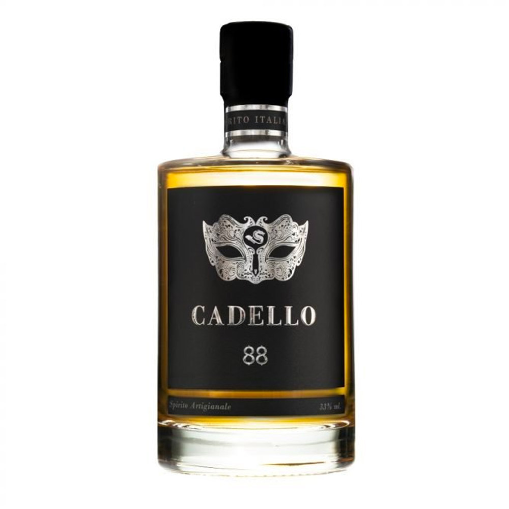 L'Amaro Cadello 88 nasce in Trentino da una combinazione unica di 8 botaniche, provenienti dall'Italia e dai luoghi lungo l'antica Via della Seta. Ciascuno degli ingredienti viene infuso per periodi diversi, a seconda dell'equilibrio ideale da raggiungere. Le infusioni vengono poi distillate separatamente, per estrarne maggiormente l'aroma senza alterarsi. Una volta effettuato l'assemblaggio, il liquore affina in barriques nuove di rovere assieme a chicchi di caffè, fino a raggiungere la perfetta profondità, complessità e morbidezza. Alla vista si presenta di colore bronzo antico. Si contraddistingue per i suoi sentori di anice stellato, menta, cioccolato, caffè, vaniglia, nocciola e caramello, una vera "esplosione" di aromi dal profilo aromatico unico. La complessità evolutiva è inoltre armonizzata dal passaggio in barrique, che conferiscono una leggera nota legnosa ben bilanciata. È un amaro intrigante e sfaccettato, leggermente balsamico, con un finale persistente e caldo. Con il suo gusto unico ed inconfondibile, oltre ad essere bevuto liscio come digestivo, è l'ingrediente fondamentale per realizzare raffinati cocktail. Il numero "88" ha due significati: 8 sono le botaniche e ancora 8 è il numero che rappresenta la fortuna nella cultura cinese. "88" sta quindi a significare doppia fortuna e doppia salute. Il nome "Cadello" deriva invece dal veneziano ed indica un palazzo di Venezia dove si sarebbero tenuti grandi balli in maschera, anch'essa raffigurata in etichetta con al centro il "Ferro Dragon", simbolo della Cina. 