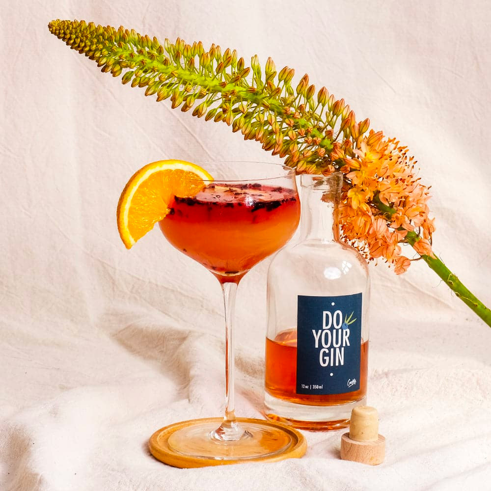 Mini Kit per la preparazione del tuo Gin personalizzato DoYourGin: la confezione contiene 2 bustine di bacche di Ginepro e 2 miscele di spezie naturali accuratamente selezionate. Include anche tutti gli accessori indispensabili: 1 bottiglia di vetro vuota con etichette personalizzabili, 1 imbuto con colino in metallo, il tutto all'interno di una scatola con grafica accattivante. Creare il tuo gin non è mai stato così semplice: scegli la combinazione delle botaniche, aggiungile all'interno della bottiglia in dotazione assieme ad un gin "neutro", lascia in infusione per circa 24/48 ore, a seconda dell'intensità degli aromi che vuoi ottenere. Filtra il nuovo gin che hai ottenuto con i filtri in dotazione, travasandolo con l'aiuto dell'imbuto nell'altra bottiglia vuota. Questo Gin Infusion Mini Kit è ideale per appassionati al mondo della mixology e come idea regalo.