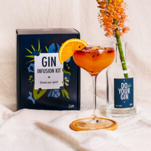 Mini Kit per la preparazione del tuo Gin personalizzato DoYourGin: la confezione contiene 2 bustine di bacche di Ginepro e 2 miscele di spezie naturali accuratamente selezionate. Include anche tutti gli accessori indispensabili: 1 bottiglia di vetro vuota con etichette personalizzabili, 1 imbuto con colino in metallo, il tutto all'interno di una scatola con grafica accattivante. Creare il tuo gin non è mai stato così semplice: scegli la combinazione delle botaniche, aggiungile all'interno della bottiglia in dotazione assieme ad un gin "neutro", lascia in infusione per circa 24/48 ore, a seconda dell'intensità degli aromi che vuoi ottenere. Filtra il nuovo gin che hai ottenuto con i filtri in dotazione, travasandolo con l'aiuto dell'imbuto nell'altra bottiglia vuota. Questo Gin Infusion Mini Kit è ideale per appassionati al mondo della mixology e come idea regalo.
