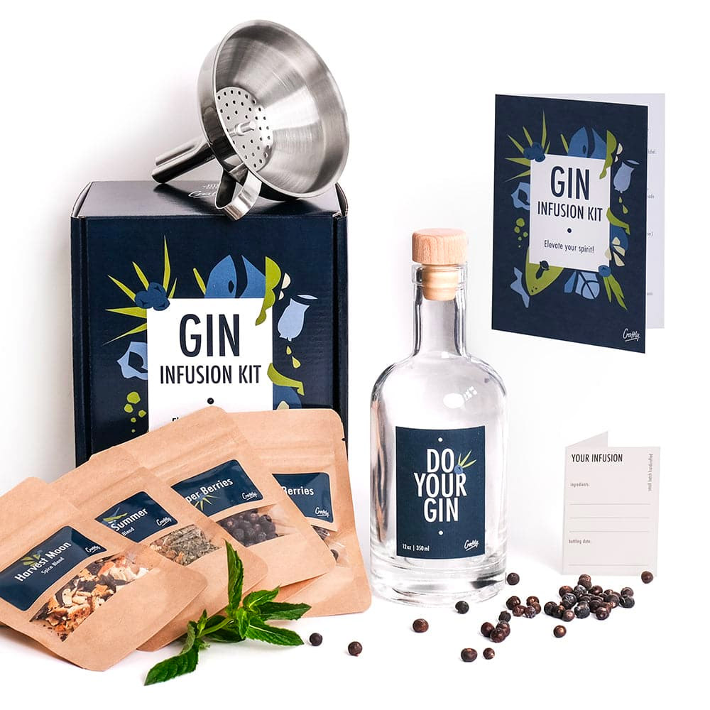 Mini Kit per la preparazione del tuo Gin personalizzato DoYourGin: la confezione contiene 2 bustine di bacche di Ginepro e 2 miscele di spezie naturali accuratamente selezionate. Include anche tutti gli accessori indispensabili: 1 bottiglia di vetro vuota con etichette personalizzabili, 1 imbuto con colino in metallo, il tutto all'interno di una scatola con grafica accattivante. Creare il tuo gin non è mai stato così semplice: scegli la combinazione delle botaniche, aggiungile all'interno della bottiglia in dotazione assieme ad un gin "neutro", lascia in infusione per circa 24/48 ore, a seconda dell'intensità degli aromi che vuoi ottenere. Filtra il nuovo gin che hai ottenuto con i filtri in dotazione, travasandolo con l'aiuto dell'imbuto nell'altra bottiglia vuota. Questo Gin Infusion Mini Kit è ideale per appassionati al mondo della mixology e come idea regalo.