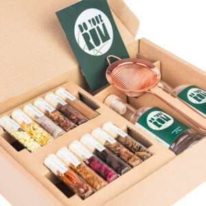 Confezione contenente 12 tipologie di spezie e legni per la creazione del tuo Rum speziato e personalizzato.Include anche tutti gli accessori indispensabili: 2 bottiglie di vetro vuote con etichette personalizzabili, 1 colino color rame, 3 ricette per la creazione del tuo rum personale. Creare il tuo Rum non è mai stato così semplice: scegli la combinazione delle botaniche e dei legni, aggiungile all'interno della bottiglia in dotazione assieme ad un rum bianco "neutro", lascia in infusione per circa 24/48 ore, a seconda dell'intensità degli aromi che vuoi ottenere.Filtra il nuovo rum che hai ottenuto con i filtri in dotazione, travasandolo con l'aiuto dell'imbuto nell'altra bottiglia vuota. Questo Rum Infusion Kit è ideale per appassionati al mondo della mixology e come idea regalo. Il kit contiene le seguenti botaniche naturali ed essenze lignee, ognuna all'interno di provette in vetro con tappo di sughero: Quercia Americana Sweetheart, Quercia Vanilla Dream, Quercia Dark Chocolate, Ananas essiccato, Mela essiccata, Ciliegie essiccate, Noce Moscata, Scorza d'Arancia, Noci Pecan, Uva passa, Zucchero vanigliato e Cannella.