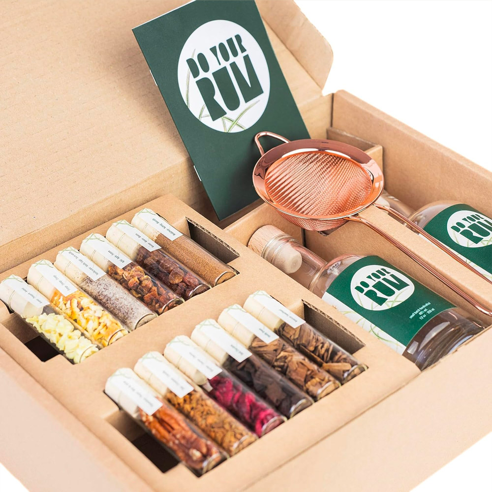 Confezione contenente 12 tipologie di spezie e legni per la creazione del tuo Rum speziato e personalizzato.Include anche tutti gli accessori indispensabili: 2 bottiglie di vetro vuote con etichette personalizzabili, 1 colino color rame, 3 ricette per la creazione del tuo rum personale. Creare il tuo Rum non è mai stato così semplice: scegli la combinazione delle botaniche e dei legni, aggiungile all'interno della bottiglia in dotazione assieme ad un rum bianco "neutro", lascia in infusione per circa 24/48 ore, a seconda dell'intensità degli aromi che vuoi ottenere.Filtra il nuovo rum che hai ottenuto con i filtri in dotazione, travasandolo con l'aiuto dell'imbuto nell'altra bottiglia vuota. Questo Rum Infusion Kit è ideale per appassionati al mondo della mixology e come idea regalo. Il kit contiene le seguenti botaniche naturali ed essenze lignee, ognuna all'interno di provette in vetro con tappo di sughero: Quercia Americana Sweetheart, Quercia Vanilla Dream, Quercia Dark Chocolate, Ananas essiccato, Mela essiccata, Ciliegie essiccate, Noce Moscata, Scorza d'Arancia, Noci Pecan, Uva passa, Zucchero vanigliato e Cannella.
