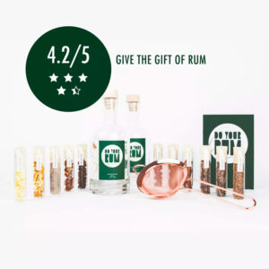 Confezione contenente 12 tipologie di spezie e legni per la creazione del tuo Rum speziato e personalizzato.Include anche tutti gli accessori indispensabili: 2 bottiglie di vetro vuote con etichette personalizzabili, 1 colino color rame, 3 ricette per la creazione del tuo rum personale. Creare il tuo Rum non è mai stato così semplice: scegli la combinazione delle botaniche e dei legni, aggiungile all'interno della bottiglia in dotazione assieme ad un rum bianco "neutro", lascia in infusione per circa 24/48 ore, a seconda dell'intensità degli aromi che vuoi ottenere.Filtra il nuovo rum che hai ottenuto con i filtri in dotazione, travasandolo con l'aiuto dell'imbuto nell'altra bottiglia vuota. Questo Rum Infusion Kit è ideale per appassionati al mondo della mixology e come idea regalo. Il kit contiene le seguenti botaniche naturali ed essenze lignee, ognuna all'interno di provette in vetro con tappo di sughero: Quercia Americana Sweetheart, Quercia Vanilla Dream, Quercia Dark Chocolate, Ananas essiccato, Mela essiccata, Ciliegie essiccate, Noce Moscata, Scorza d'Arancia, Noci Pecan, Uva passa, Zucchero vanigliato e Cannella.