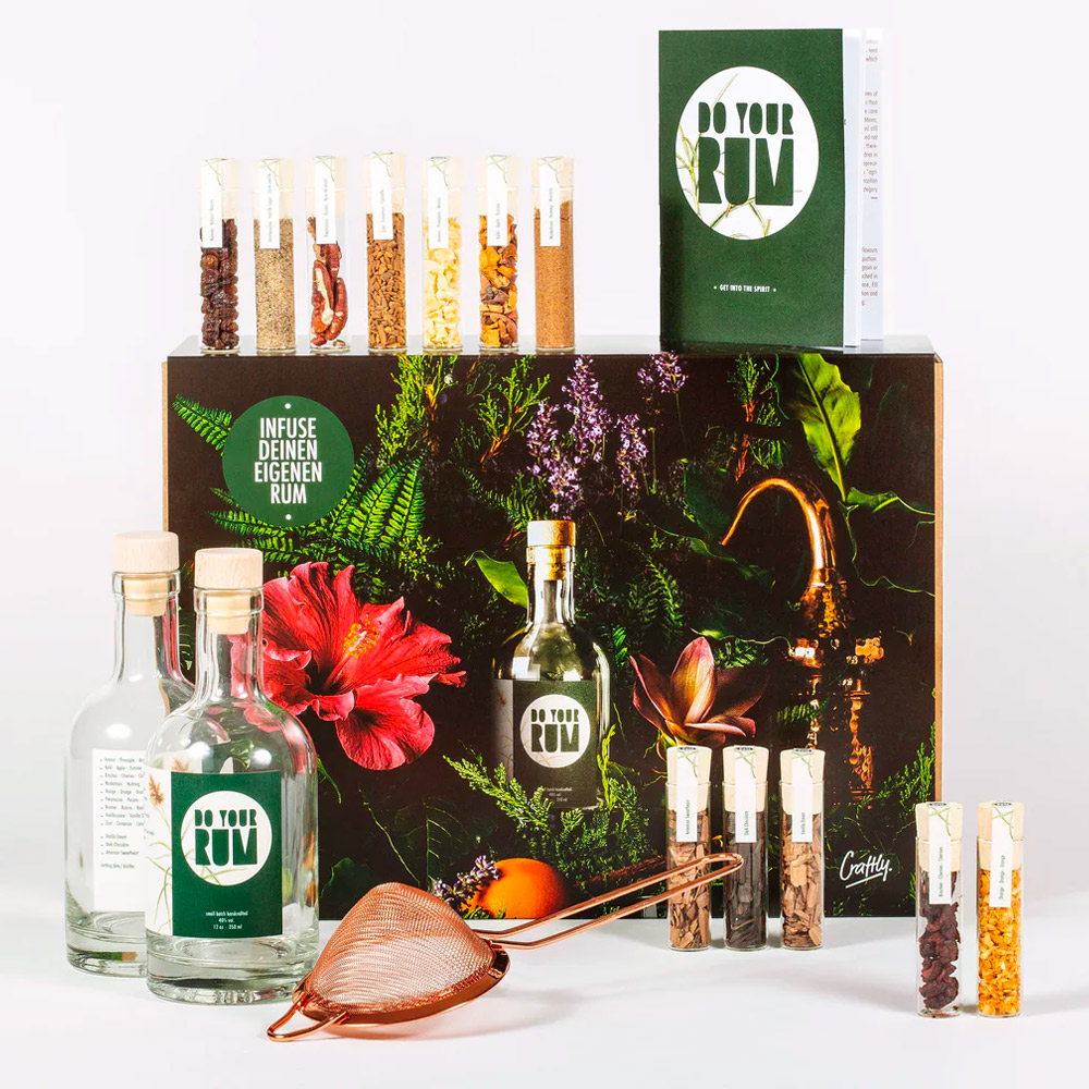 Confezione contenente 12 tipologie di spezie e legni per la creazione del tuo Rum speziato e personalizzato.Include anche tutti gli accessori indispensabili: 2 bottiglie di vetro vuote con etichette personalizzabili, 1 colino color rame, 3 ricette per la creazione del tuo rum personale. Creare il tuo Rum non è mai stato così semplice: scegli la combinazione delle botaniche e dei legni, aggiungile all'interno della bottiglia in dotazione assieme ad un rum bianco "neutro", lascia in infusione per circa 24/48 ore, a seconda dell'intensità degli aromi che vuoi ottenere.Filtra il nuovo rum che hai ottenuto con i filtri in dotazione, travasandolo con l'aiuto dell'imbuto nell'altra bottiglia vuota. Questo Rum Infusion Kit è ideale per appassionati al mondo della mixology e come idea regalo. Il kit contiene le seguenti botaniche naturali ed essenze lignee, ognuna all'interno di provette in vetro con tappo di sughero: Quercia Americana Sweetheart, Quercia Vanilla Dream, Quercia Dark Chocolate, Ananas essiccato, Mela essiccata, Ciliegie essiccate, Noce Moscata, Scorza d'Arancia, Noci Pecan, Uva passa, Zucchero vanigliato e Cannella.