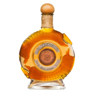 Dos Armadillos Reposado è un tequila super premium prodotta a partire esclusivamente da agave blu selezionato, proveniente dal piccolo villaggio di Amatitan, nel cuore dello Jalisco (Messico). Lo speciale ed accurato processo di produzione lo rende unico ed inconfondibile, a partire dalla raccolta a perfetta maturazione dell'agave fino alla sua doppia distillazione in alambicco.-Al naso si esprime con un aroma fruttato, in cui spiccano profumi intensi di ananas, pera e banana. L'invecchiamento in botti per almeno 6 mesi aggiunge al corredo note vanigliate e caramellate. Al palato risulta vellutato e deciso, con il gusto tipicamente caldo che ripercorre note di quercia, cannella e nocciola tostata. Tutte le bottiglie presentano due armadilli, simbolo della prima civiltà messicana, che si rincorrono e sono decorate con corde di canapa intrecciate, prodotte totalmente a mano da artigiani messicani. 