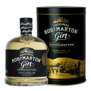 Roby Marton Gin Handcrafted è stato il primo gin distillato in Italia, prodotto artigianalmente con botaniche di prima qualità. Si presenta con un colore leggermente dorato e torbido, caratteristiche che da sempre lo distinguono in quanto non subisce filtrazioni o chiarifiche. Data l'artigianalità del prodotto, possono verificarsi piccole differenze di gusto tra un lotto e l'altro. Prodotto in una storica distilleria di Bassano del Grappa, tutte le fasi di produzione vengono seguite personalmente da Roberto Marton, seguendo l'antico metodo inglese "Bathub". Nel primo processo viene distillato l'alcool con il ginepro, ottenendo così la base; nella seconda fase viene fatta, per circa il 10% del volume totale, un'infusione a freddo (cold compound) con 11 botaniche tra cui: scorza di agrumi, cannella, radice di liquirizia, semi di anice, bacche di ginepro, pepe rosa, radice di rafano, zenzero, chiodi di garofano, pimento e cardamomo. Roby Marton Handcrafted è un gin complesso, ben strutturato e secco, che richiama sentori di ginepro, liquirizia e zenzero, seguito da delicate note di pepe rosa. Il finale è lungo e persistente, con retrogusto agrumato.