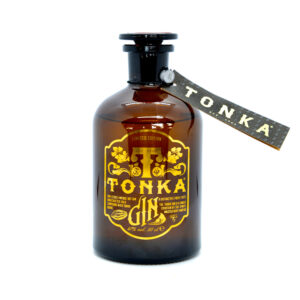 Tonka Gin di Roby Marton è un prodotto di indiscussa eccellenza, il cui ingrediente caratteristico è proprio la fava di Tonka. Originaria del Sud America, conferisce a questo super premium gin quel caratteristico aroma a metà tra la vaniglia e la mandorla. Ne risulta un gin complesso ed estremamente seducente.Si consiglia di degustarlo liscio al fine di apprezzarne le sue complessità. Al naso spiccano aromi di ginepro e fava di Tonka, che si orientano a metà tra il vanigliato e il mandorlato, seguiti da note intense agrumate e speziate. Al palato l'ingresso è appena amaro, con un gusto forte ma morbido e carezzevole, che mantiene bene la freschezza. Lungo e persistente il finale. Alcune botaniche: Fava di Tonka, Scorze di Agrumi, Cannella, Cardamomo, Liquirizia, Semi di Anice, Pepe Rosa, Rafano, Zenzero, Frutti Rossi, Chiodi di Garofano. Per rimarcare il carattere originale ed autentico del prodotto, Roby Marton rivendica lievi differenze di gusto da un'annata all'altra e modifica costantemente la distillazione di questo magnifico gin. Ogni annata infatti rimarrà nella storia per le sue caratteristiche distintive. La bottiglia, contenente 0,50L di gin, è ispirata allo stile vintage e viene prodotta a mano in Repubblica Ceca come alle origini. La capienza della bottiglia è sproporzionata al contenuto ed infatti il distillato al suo interno non è pienamente a livello per scelta aziendale.