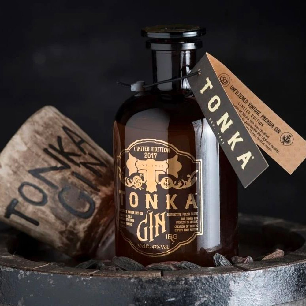 Tonka Gin di Roby Marton è un prodotto di indiscussa eccellenza, il cui ingrediente caratteristico è proprio la fava di Tonka. Originaria del Sud America, conferisce a questo super premium gin quel caratteristico aroma a metà tra la vaniglia e la mandorla. Ne risulta un gin complesso ed estremamente seducente.Si consiglia di degustarlo liscio al fine di apprezzarne le sue complessità. Al naso spiccano aromi di ginepro e fava di Tonka, che si orientano a metà tra il vanigliato e il mandorlato, seguiti da note intense agrumate e speziate. Al palato l'ingresso è appena amaro, con un gusto forte ma morbido e carezzevole, che mantiene bene la freschezza. Lungo e persistente il finale. Alcune botaniche: Fava di Tonka, Scorze di Agrumi, Cannella, Cardamomo, Liquirizia, Semi di Anice, Pepe Rosa, Rafano, Zenzero, Frutti Rossi, Chiodi di Garofano. Per rimarcare il carattere originale ed autentico del prodotto, Roby Marton rivendica lievi differenze di gusto da un'annata all'altra e modifica costantemente la distillazione di questo magnifico gin. Ogni annata infatti rimarrà nella storia per le sue caratteristiche distintive. La bottiglia, contenente 0,50L di gin, è ispirata allo stile vintage e viene prodotta a mano in Repubblica Ceca come alle origini. La capienza della bottiglia è sproporzionata al contenuto ed infatti il distillato al suo interno non è pienamente a livello per scelta aziendale.