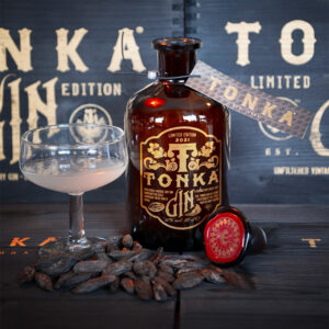 Tonka Gin di Roby Marton è un prodotto di indiscussa eccellenza, il cui ingrediente caratteristico è proprio la fava di Tonka. Originaria del Sud America, conferisce a questo super premium gin quel caratteristico aroma a metà tra la vaniglia e la mandorla. Ne risulta un gin complesso ed estremamente seducente.Si consiglia di degustarlo liscio al fine di apprezzarne le sue complessità. Al naso spiccano aromi di ginepro e fava di Tonka, che si orientano a metà tra il vanigliato e il mandorlato, seguiti da note intense agrumate e speziate. Al palato l'ingresso è appena amaro, con un gusto forte ma morbido e carezzevole, che mantiene bene la freschezza. Lungo e persistente il finale. Alcune botaniche: Fava di Tonka, Scorze di Agrumi, Cannella, Cardamomo, Liquirizia, Semi di Anice, Pepe Rosa, Rafano, Zenzero, Frutti Rossi, Chiodi di Garofano. Per rimarcare il carattere originale ed autentico del prodotto, Roby Marton rivendica lievi differenze di gusto da un'annata all'altra e modifica costantemente la distillazione di questo magnifico gin. Ogni annata infatti rimarrà nella storia per le sue caratteristiche distintive. La bottiglia, contenente 0,50L di gin, è ispirata allo stile vintage e viene prodotta a mano in Repubblica Ceca come alle origini. La capienza della bottiglia è sproporzionata al contenuto ed infatti il distillato al suo interno non è pienamente a livello per scelta aziendale.