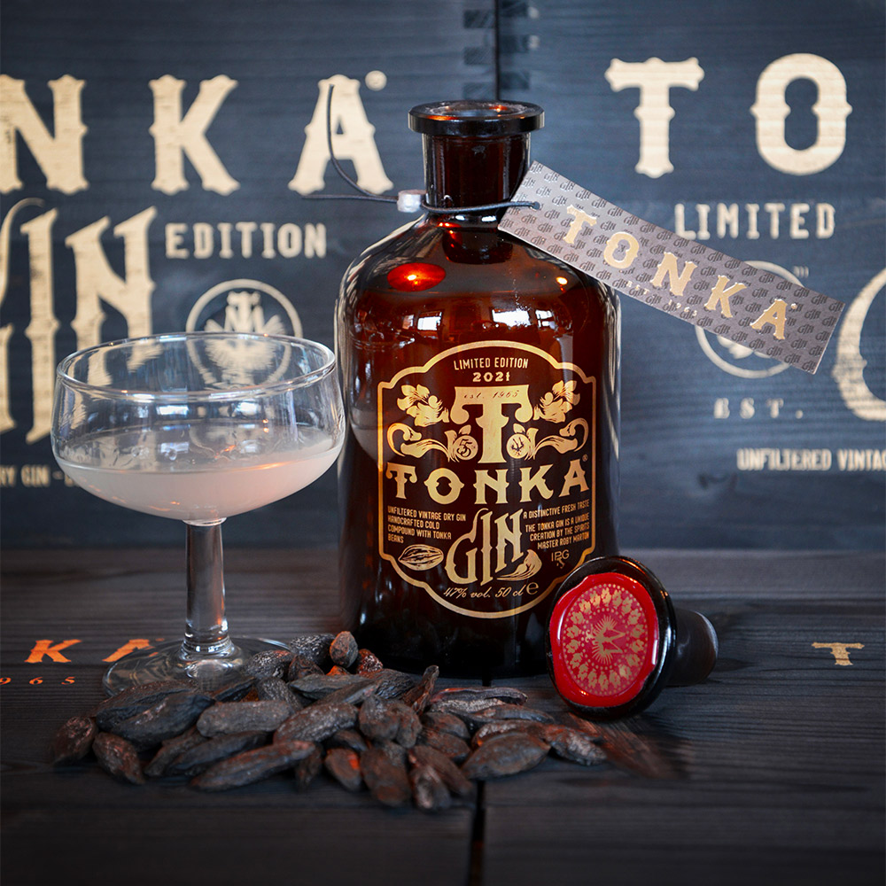 Tonka Gin di Roby Marton è un prodotto di indiscussa eccellenza, il cui ingrediente caratteristico è proprio la fava di Tonka. Originaria del Sud America, conferisce a questo super premium gin quel caratteristico aroma a metà tra la vaniglia e la mandorla. Ne risulta un gin complesso ed estremamente seducente.Si consiglia di degustarlo liscio al fine di apprezzarne le sue complessità. Al naso spiccano aromi di ginepro e fava di Tonka, che si orientano a metà tra il vanigliato e il mandorlato, seguiti da note intense agrumate e speziate. Al palato l'ingresso è appena amaro, con un gusto forte ma morbido e carezzevole, che mantiene bene la freschezza. Lungo e persistente il finale. Alcune botaniche: Fava di Tonka, Scorze di Agrumi, Cannella, Cardamomo, Liquirizia, Semi di Anice, Pepe Rosa, Rafano, Zenzero, Frutti Rossi, Chiodi di Garofano. Per rimarcare il carattere originale ed autentico del prodotto, Roby Marton rivendica lievi differenze di gusto da un'annata all'altra e modifica costantemente la distillazione di questo magnifico gin. Ogni annata infatti rimarrà nella storia per le sue caratteristiche distintive. La bottiglia, contenente 0,50L di gin, è ispirata allo stile vintage e viene prodotta a mano in Repubblica Ceca come alle origini. La capienza della bottiglia è sproporzionata al contenuto ed infatti il distillato al suo interno non è pienamente a livello per scelta aziendale.