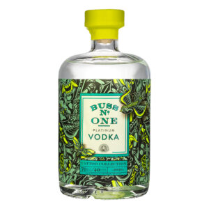 Buss N° One Platinum Vodka è ottenuta da puro grano al 100% e viene distillata in Belgio. Dal colore limpido e cristallino, un gusto ricco e caldo, è una vodka in grado di sorprendere. È perfetta per realizzare il Vodka&Cola, in Belgio chiamato "volake", ma può essere utilizzata anche come base di altri cocktail raffinati. Buss Spirits è ua distilleria belga fondata nel 2013 da tre fratelli. "Buss" significa "bussola" in olandese e simboleggia la direzione che i fratelli hanno deciso di prendere con la loro attività. La distilleria si trova nella città di Destelbergen, vicino a Gand, e produce principalmente gin artigianali di alta qualità.Ha ricevuto inoltre numerosi riconoscimenti internazionali per la sua eccellenza, tra cui medaglie d'oro al Concorso Mondiale di Bruxelles e al San Francisco World Spirits Competition.