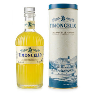 Timoncello è il liquore del Lago di Como che riscopre una ricetta originale dei primi del '900. Baldassare Castelnovo, oste a Civate, a seguito di un viaggio sulla costiera campana, decise di creare una personale ricetta per portare l'apprezzatissimo liquore di limoni sul territorio del lago. L'obiettivo era quello di donare al classico limoncello un suo carattere, che raccontasse anche qualcosa del lago e che facesse emozionare i clienti dell'Osteria Giardinetto. Il risultato è un abbinamento balsamico, rinfrescante e delicato, che permette di apprezzare l'aromaticità dell'Erba di Pèss, il timo, simbolo del Lago di Como. - Gli ingredienti del Timoncello sono solo due: limoni italiani, base del liquore, e l'Erba di Pèss, ovvero il timo, pianta aromatica molto diffusa sul Lago di Como, da sempre utilizzata per aromatizzare i piatti a base di pesce. - Il Timoncello è ottimo come digestivo grazie alle proprietà dei limoni, ma viene utilizzato anche come guarnizione per i sorbetti. È ideale anche per la preparazione dello Spritz Italiano, con aggiunta di succo di pompelmo e soda.