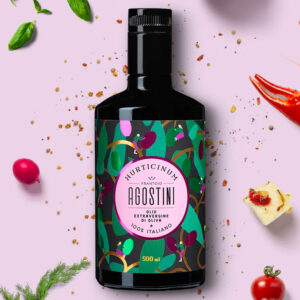 Frantoio Agostini Olio Extra Vergine di Oliva "Hurticinum" Delicato 100% Italiano - Campagna Olearia 2023-2024 - Hurticinum si offre alla vista di un bel colore giallo dorato intenso, limpido e con riflessi verdi. All'olfatto è ampio ed avvolgente, ricco di sentori vegetali che ricordano il carciofo e la cicoria selvatica, affiancati da note aromatiche di menta e rosmarino. Elegante e complesso al palato, ha toni di lattuga di campo e un netto ricordo di pepe nero e mandorla. Nel complesso è armonico, con sensazioni di piccante ed amaro particolarmente equilibrate. -Disponibile in astuccio regalo soft touch o bottiglia singola da 500ml