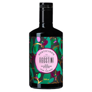 Frantoio Agostini Olio Extra Vergine di Oliva "Hurticinum" Delicato 100% Italiano - Campagna Olearia 2023-2024 - Hurticinum si offre alla vista di un bel colore giallo dorato intenso, limpido e con riflessi verdi. All'olfatto è ampio ed avvolgente, ricco di sentori vegetali che ricordano il carciofo e la cicoria selvatica, affiancati da note aromatiche di menta e rosmarino. Elegante e complesso al palato, ha toni di lattuga di campo e un netto ricordo di pepe nero e mandorla. Nel complesso è armonico, con sensazioni di piccante ed amaro particolarmente equilibrate. -Disponibile in astuccio regalo soft touch o bottiglia singola da 500ml