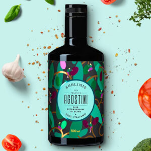 Frantoio Agostini Olio Extravergine di Oliva "Sublimis" Intenso 100% Italiano - Campagna Olearia 2023-2024 - Sublimis di presenta di un bel colore giallo dorato intenso, limpido e con leggere sfumature verdi. Al naso è pulito ed avvolgente, ricco di sentori balsamici di menta e rosmarino, che si affiancano a nuance speziate di pepe nero e un ricordo di mandorla. Al palato risulta fine e di grande carattere, con toni vegetali che ricordano il carciofo, la cicoria e la lattuga. Il giusto è amaro deciso e piccante spiccato. -Disponibile in astuccio regalo soft touch o bottiglia singola da 500ml