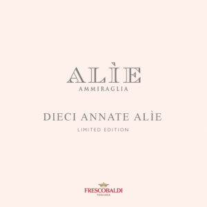 Frescobaldi Alìe Rosé 2023 - Promozione speciale: Box 6 Bottiglie + 6 Calici + 6 Sottobicchieri Limited Edition - Alìe 2023: un'edizione speciale dedicata all'iconico rosé di Tenuta Ammiraglia. Alìe celebra la sua decima vendemmia e, per l'occasione, abbiamo pensato ad un'offerta speciale con calici e sottobicchieri in edizione limitata ed ispirata al mito di Alìe, la ninfa della mitologia greca simbolo di sensualità ed eleganza, da cui il vino prende il nome. Il mito di Alìe viene rievocato nel poema epico a lei dedicato: Alìade. Alìe, ninfa del mare, animo gentile, Alìe la sua isola doveva custodire. E guai, come teneva al suo mare. Quando i marinai sfioravano le coste, lei li osservava navigare. Poi, incantevole com'era, li accompagnava per un tratto.Faceva loro compagnia, regalava una risata. Al termine del viaggio offriva un elisir sublime. E mentre loro si perdevano nel rosa, lei nella sua isola tornava. - Frescobaldi Alìe Rosé Toscana IGT ha un colore rosa tenue, vivace e luminoso. Al naso spiccano sentori fruttati piuttosto intensi, tra cui quelli di pesca nettarina, ma anche ricordi floreali di rosa e peonia. Le note agrumate, perfettamente integrate al contesto, donano una meravigliosa freschezza, ancor più accentuata dai delicati sentori iodati. Il bouquet è tutto in divenire ed, in un secondo momento, compaiono sensazioni di erbe aromatiche come timo e salvia. Al palato si percepisce la delicatezza di questo rosé, grazie anche alla corrispondenza gusto olfattiva impressionante e alla mineralità. È nitido, fresco e leggero, particolarmente equilibrato ed armonico. Colpisce per la grande agilità di beva, nonché per il suo carattere "sensuale". Alìe è il nome di una delle ninfe marine greche, da sempre simbolo di sensualità e bellezza. Le stesse caratteristiche si adeguano perfettamente a questo rosé, ottenuto da un blend Syrah e Vermentino, coniugati perfettamente in un risultato raffinato ed espressivo. Le uve Syrah gli conferiscono un colore rosato attraente e delicato, senza il bisogno della macerazione, mentre il Vermentino contribuisce a donare, in maniera impeccabile, quell'equilibrio fresco-sapido caratteristico di questa etichetta.