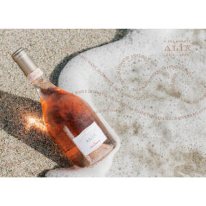 Frescobaldi Alìe Rosé 2023 - Promozione speciale: Box 6 Bottiglie + 6 Calici + 6 Sottobicchieri Limited Edition - Alìe 2023: un'edizione speciale dedicata all'iconico rosé di Tenuta Ammiraglia. Alìe celebra la sua decima vendemmia e, per l'occasione, abbiamo pensato ad un'offerta speciale con calici e sottobicchieri in edizione limitata ed ispirata al mito di Alìe, la ninfa della mitologia greca simbolo di sensualità ed eleganza, da cui il vino prende il nome. Il mito di Alìe viene rievocato nel poema epico a lei dedicato: Alìade. Alìe, ninfa del mare, animo gentile, Alìe la sua isola doveva custodire. E guai, come teneva al suo mare. Quando i marinai sfioravano le coste, lei li osservava navigare. Poi, incantevole com'era, li accompagnava per un tratto.Faceva loro compagnia, regalava una risata. Al termine del viaggio offriva un elisir sublime. E mentre loro si perdevano nel rosa, lei nella sua isola tornava. - Frescobaldi Alìe Rosé Toscana IGT ha un colore rosa tenue, vivace e luminoso. Al naso spiccano sentori fruttati piuttosto intensi, tra cui quelli di pesca nettarina, ma anche ricordi floreali di rosa e peonia. Le note agrumate, perfettamente integrate al contesto, donano una meravigliosa freschezza, ancor più accentuata dai delicati sentori iodati. Il bouquet è tutto in divenire ed, in un secondo momento, compaiono sensazioni di erbe aromatiche come timo e salvia. Al palato si percepisce la delicatezza di questo rosé, grazie anche alla corrispondenza gusto olfattiva impressionante e alla mineralità. È nitido, fresco e leggero, particolarmente equilibrato ed armonico. Colpisce per la grande agilità di beva, nonché per il suo carattere "sensuale". Alìe è il nome di una delle ninfe marine greche, da sempre simbolo di sensualità e bellezza. Le stesse caratteristiche si adeguano perfettamente a questo rosé, ottenuto da un blend Syrah e Vermentino, coniugati perfettamente in un risultato raffinato ed espressivo. Le uve Syrah gli conferiscono un colore rosato attraente e delicato, senza il bisogno della macerazione, mentre il Vermentino contribuisce a donare, in maniera impeccabile, quell'equilibrio fresco-sapido caratteristico di questa etichetta.