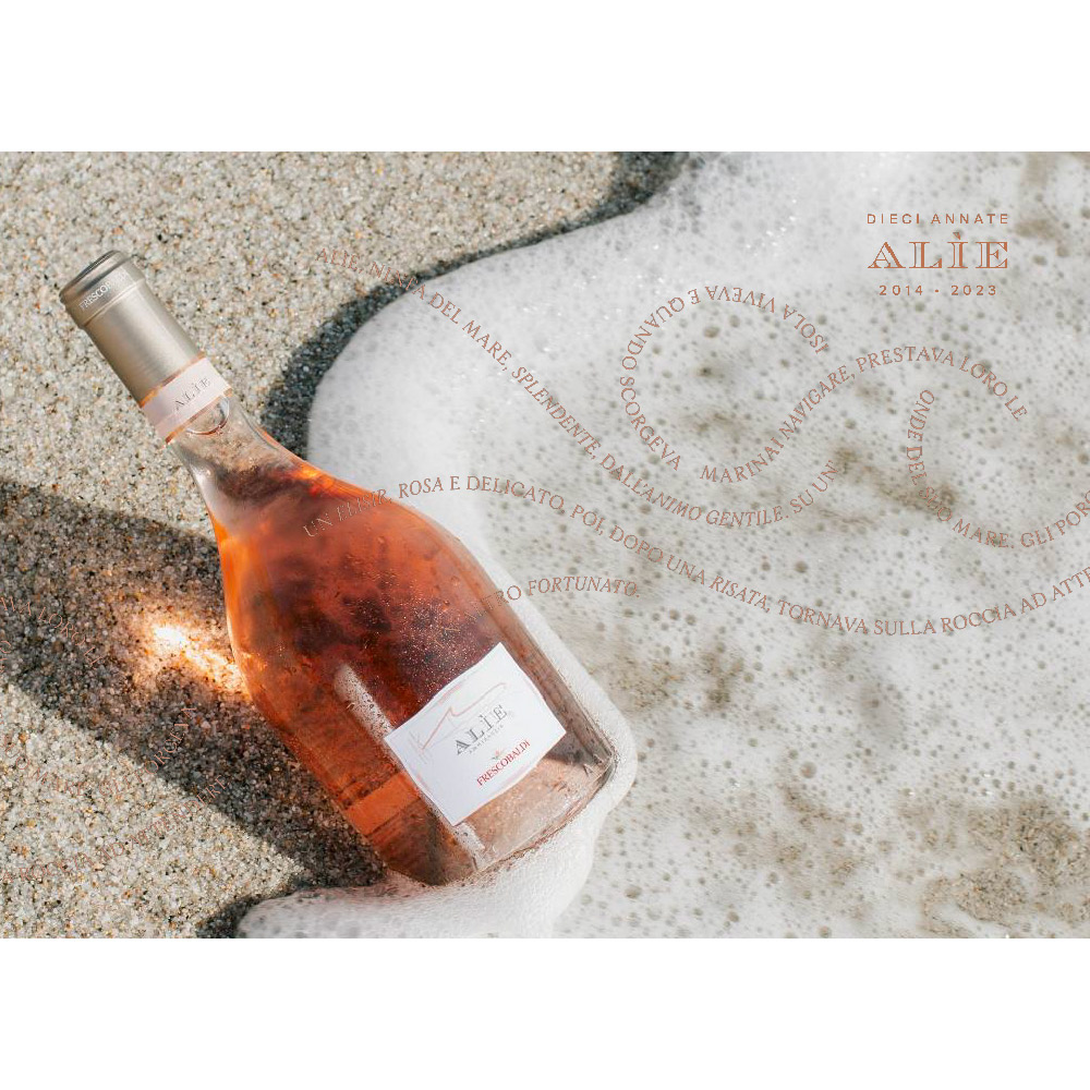 Frescobaldi Alìe Rosé 2023 - Promozione speciale: Box 6 Bottiglie + 6 Calici + 6 Sottobicchieri Limited Edition - Alìe 2023: un'edizione speciale dedicata all'iconico rosé di Tenuta Ammiraglia. Alìe celebra la sua decima vendemmia e, per l'occasione, abbiamo pensato ad un'offerta speciale con calici e sottobicchieri in edizione limitata ed ispirata al mito di Alìe, la ninfa della mitologia greca simbolo di sensualità ed eleganza, da cui il vino prende il nome. Il mito di Alìe viene rievocato nel poema epico a lei dedicato: Alìade. Alìe, ninfa del mare, animo gentile, Alìe la sua isola doveva custodire. E guai, come teneva al suo mare. Quando i marinai sfioravano le coste, lei li osservava navigare. Poi, incantevole com'era, li accompagnava per un tratto.Faceva loro compagnia, regalava una risata. Al termine del viaggio offriva un elisir sublime. E mentre loro si perdevano nel rosa, lei nella sua isola tornava. - Frescobaldi Alìe Rosé Toscana IGT ha un colore rosa tenue, vivace e luminoso. Al naso spiccano sentori fruttati piuttosto intensi, tra cui quelli di pesca nettarina, ma anche ricordi floreali di rosa e peonia. Le note agrumate, perfettamente integrate al contesto, donano una meravigliosa freschezza, ancor più accentuata dai delicati sentori iodati. Il bouquet è tutto in divenire ed, in un secondo momento, compaiono sensazioni di erbe aromatiche come timo e salvia. Al palato si percepisce la delicatezza di questo rosé, grazie anche alla corrispondenza gusto olfattiva impressionante e alla mineralità. È nitido, fresco e leggero, particolarmente equilibrato ed armonico. Colpisce per la grande agilità di beva, nonché per il suo carattere "sensuale". Alìe è il nome di una delle ninfe marine greche, da sempre simbolo di sensualità e bellezza. Le stesse caratteristiche si adeguano perfettamente a questo rosé, ottenuto da un blend Syrah e Vermentino, coniugati perfettamente in un risultato raffinato ed espressivo. Le uve Syrah gli conferiscono un colore rosato attraente e delicato, senza il bisogno della macerazione, mentre il Vermentino contribuisce a donare, in maniera impeccabile, quell'equilibrio fresco-sapido caratteristico di questa etichetta.