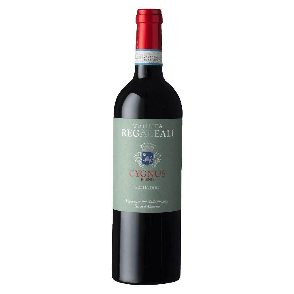 Tasca d'Almerita Cygnus Blend Tenuta Regaleali Sicilia DOC Rosso ha un colore rosso rubino vivido, intenso. Al naso è piuttosto vivido e fruttato, grazie ai suoi richiami di mora, ciliegia e lamponi maturi, che si affiancano perfettamente alle sensazioni di vaniglia, tabacco e cioccolato, ancora una volta seguiti da sbuffi balsamici e macchia mediterranea. Al palato è potente e ricco, distinguendosi per la morbidezza che viene perfettamente bilanciata dalla freschezza e dai tannini maturi. Il finale, lungamente persistente, offre gradevoli ritorni fruttati e speziati. Il Cygnus Blend di Tasca d'Almerita è un rosso che coniuga il calore mediterraneo del Nero d'Avola con il carattere forte ed austero del Cabernet Sauvignon, offrendo un risultato ricco ed armonioso. Eccellente in giovane età, può evolvere negli anni regalando sensazioni ancor più emozionanti.Il suo nome è legato alla storia della famiglia ed è un omaggio a Richard Wagner che, nel 1881, nel giardino di Villa Tasca a Palermo, ultimò la stesura del terzo atto dell'opera "Parsifal", ispirato dai cigni che vivevano nel laghetto. 