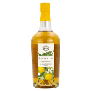 Valverde Rivierini Liquore al Chinotto - Liquore al Chinotto della linea "Rivierini", nato dalla lenta ed accurata infusione di scorze di Chinotto di Savona lavorate a mano subito dopo la raccolta. È gradevolmente aromatico, profumato e rinfrescante, con le caratteristiche note amaricanti del chinotto e le spiccate note agrumate. Si consiglia di servire molto freddo, anche con ghiaccio, come digestivo a fine pasto. La Distilleria Valverde è un'azienda storica delle Langhe con sede a Cortemilia (CN), una terra che regala materie prime di grande qualità e il giusto spirito per utilizzarle al meglio. L'azienda nasce nel 1973 per opera di Carlo Birello, un enotecnico che ha dedicato la propria vita alla produzione di liquori e grappe di rilievo, capaci di raccontare la bellezza e la storia delle Langhe. Oggi è guidata dalla figlia Francesca, assieme a mamma Maria Rosa e gli altri preziosi collaboratori. 