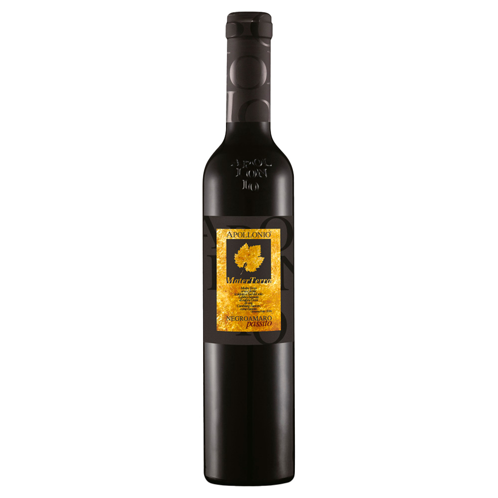 Apollonio Mater Terra Negroamaro Passito Salento IGT si presenta con un colore rosso rubino intenso dai riflessi granati.Al naso offre un bouquet ricco e avvolgente, con note di confettura di prugne e ciliegia sotto spirito, arricchite da sfumature di cacao e delicati richiami di liquirizia. In bocca è dolce, corposo ed equilibrato, con una perfetta armonia tra acidità e tannini robusti. Il finale è lungo e persistente, con piacevoli ritorni agli aromi percepiti in precedenza. Mater Terra, prodotto dalle cantine Apollonio, è un passito ottenuto da uve Negroamaro in purezza, coltivate nel cuore del Salento. Questa terra straordinaria gode di un clima ideale per la viticoltura: il sole, che favorisce una maturazione ricca di zuccheri, il mare, che dona mineralità ai vini, e il vento, che mantiene il territorio naturalmente sano, permettendo una coltivazione sostenibile. Il Negroamaro, vitigno autoctono pugliese dalle origini antichissime, deve il suo nome ai termini niger (latino) e mavros (greco), entrambi con il significato di "nero". La sua versatilità lo rende adatto a diverse vinificazioni, fino a dar vita, come in questo caso, a un passito di grande fascino. Le uve vengono lasciate surmaturare in pianta e raccolte tardivamente, a fine ottobre, per concentrare al massimo aromi e zuccheri. Dopo una vinificazione lenta, il vino affina a lungo in legno, esaltando ogni sua sfumatura e regalando un’esperienza sensoriale unica. Mater Terra è un vino da messa, riconosciuto dall’Ufficio Liturgico Diocesano per le celebrazioni eucaristiche dell’Arcidiocesi di Lecce. La sua produzione segue le regole del Codice di Diritto Canonico: deve essere un vino puro, naturale e senza alterazioni. Questo passito esprime al meglio l’anima del Negroamaro e del Salento, unendo tradizione e spiritualità.